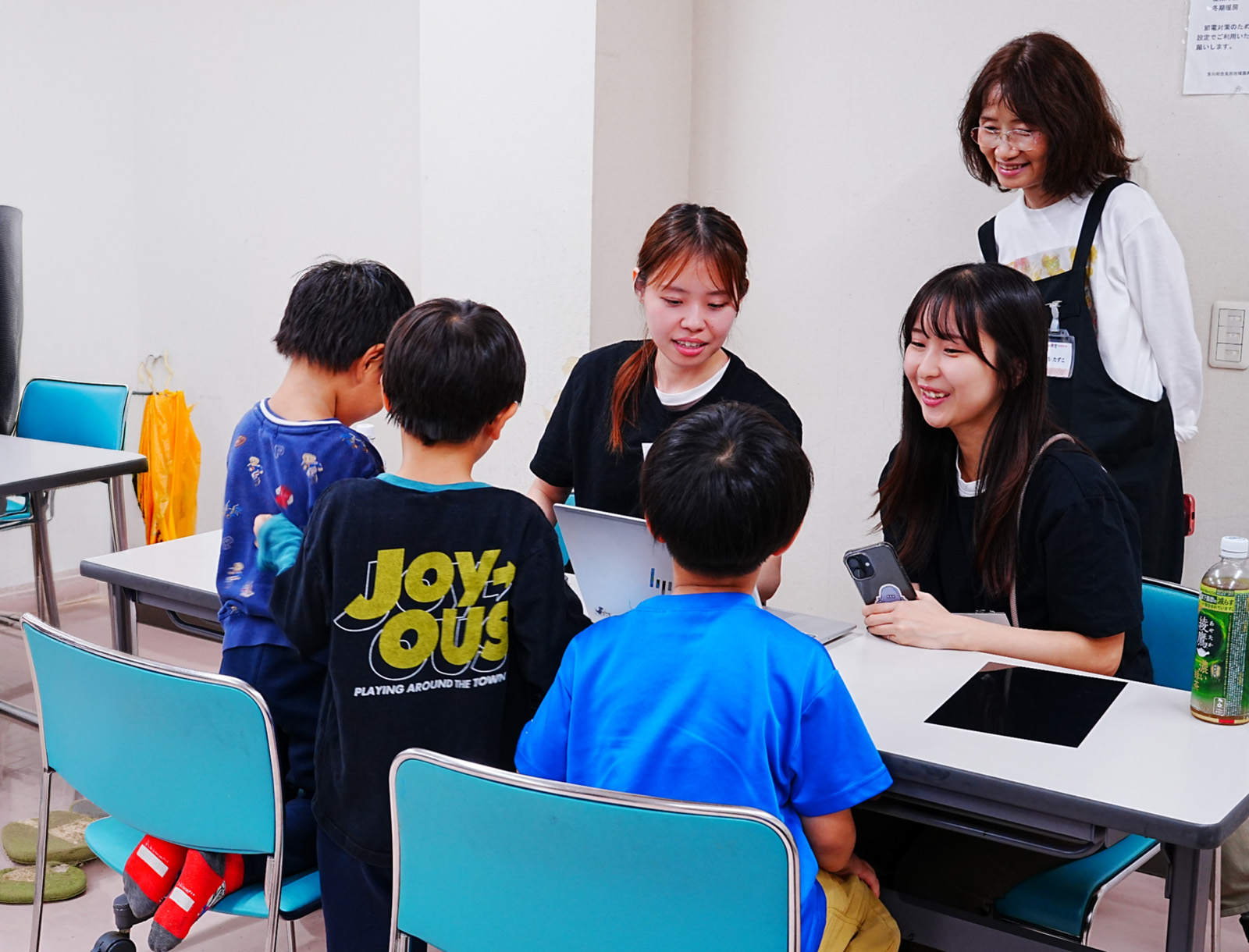 クイズに挑戦する子どもたちとDropboxおよびSB C&Sのボランティアメンバー