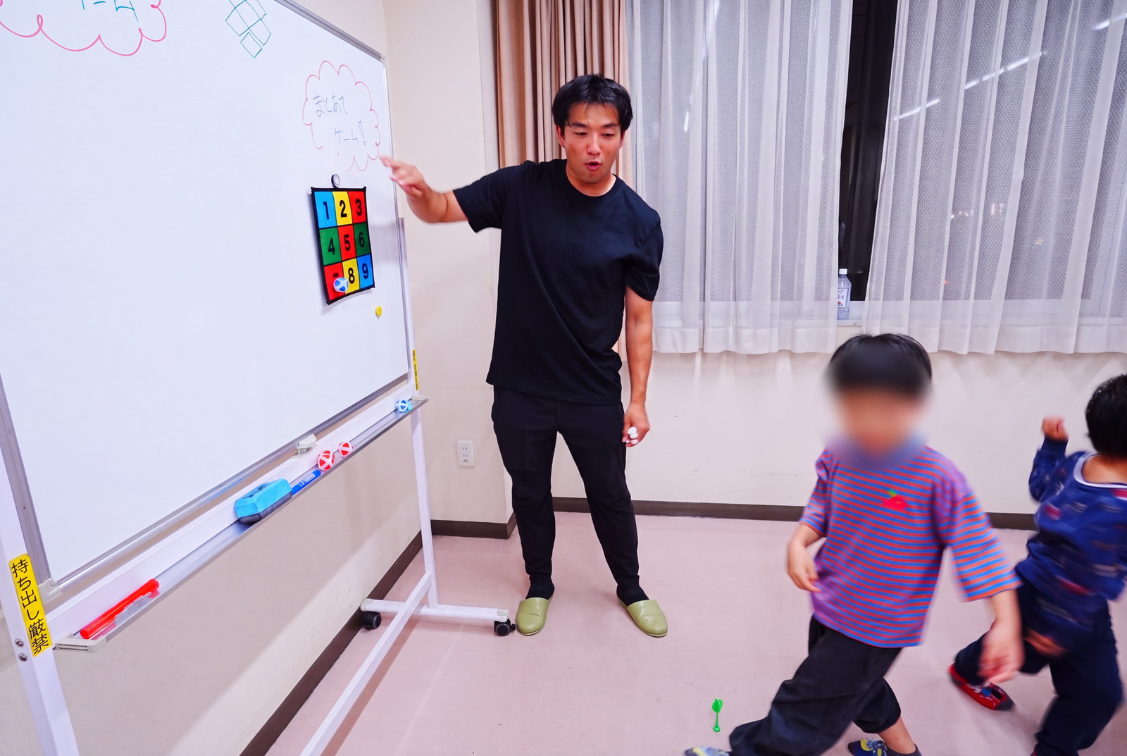 的当てゲームを楽しむ子どもたちとボランティアメンバー