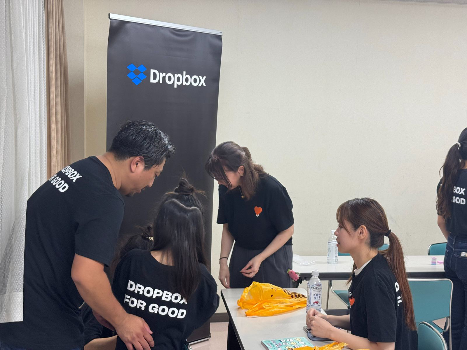 子ども食堂で交流するDropboxのボランティアメンバーと子どもたち
