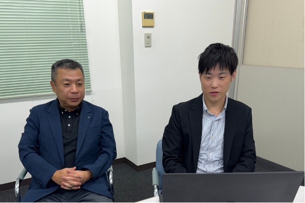 株式会社サンヨーの渡部氏と内田氏へのインタビューの様子